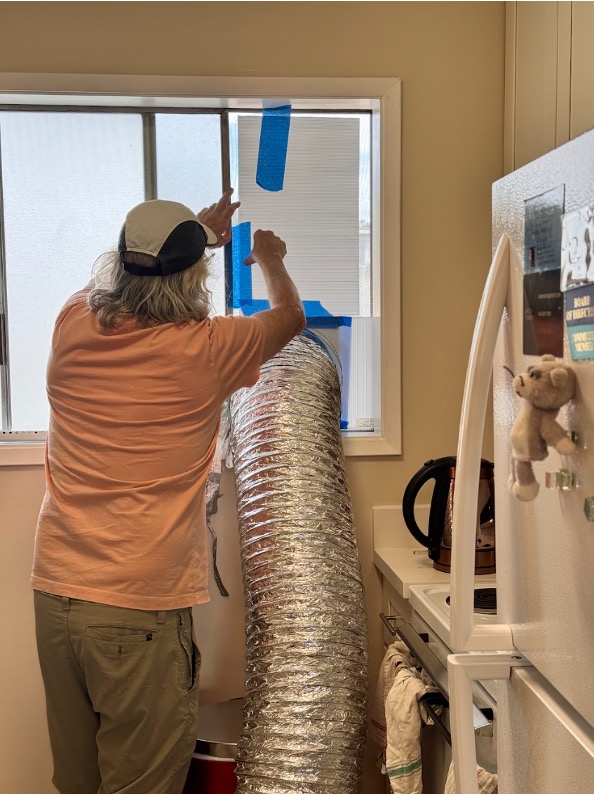 Dust blaster on exterior window